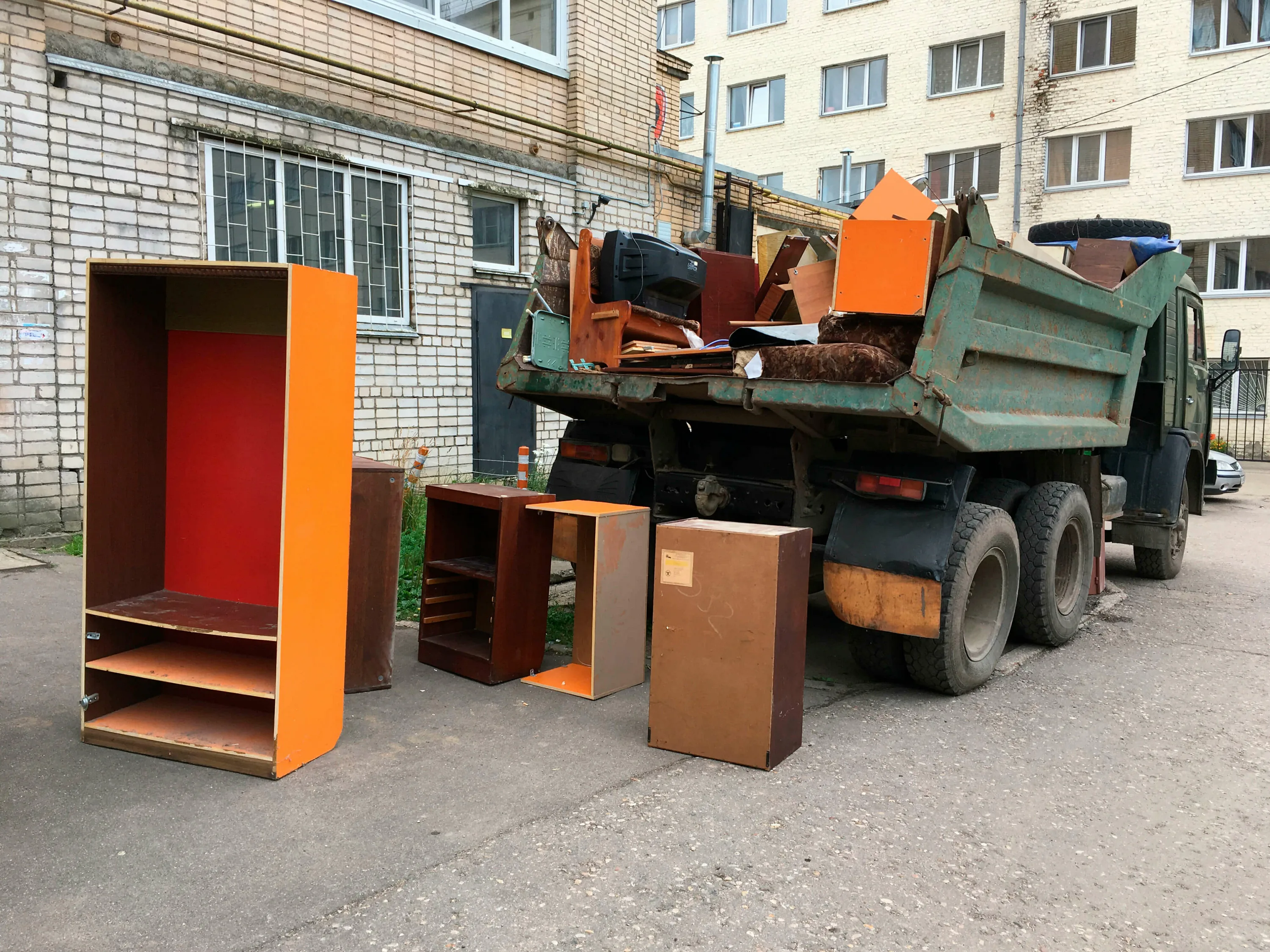 Утилизация старой мебели с вывозом и разбором в Курске в октябре