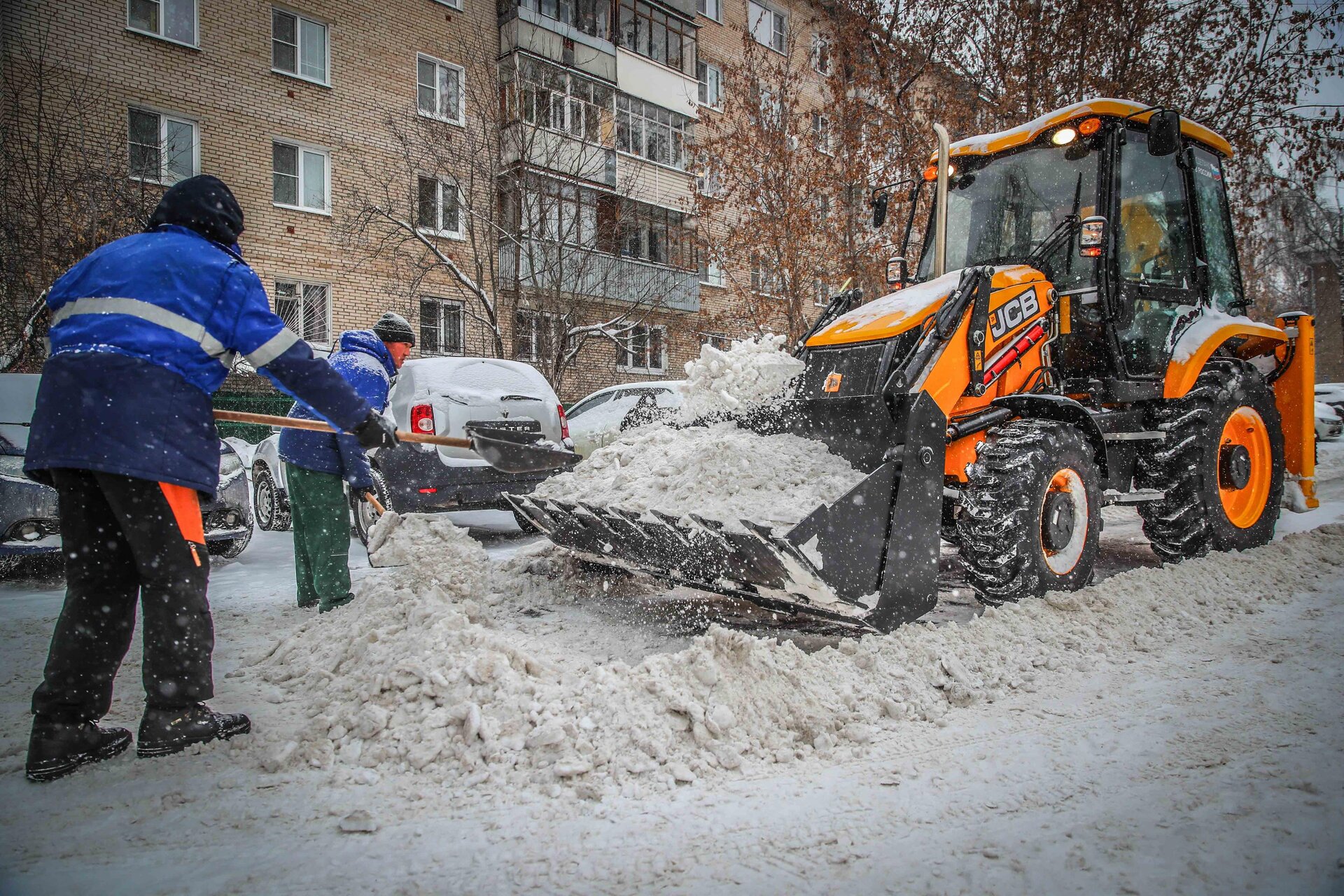 Очистка дворов от снега и наледи в Курске — уборка снега, трактор и ручная, цены от 521 руб. | ПроМусор