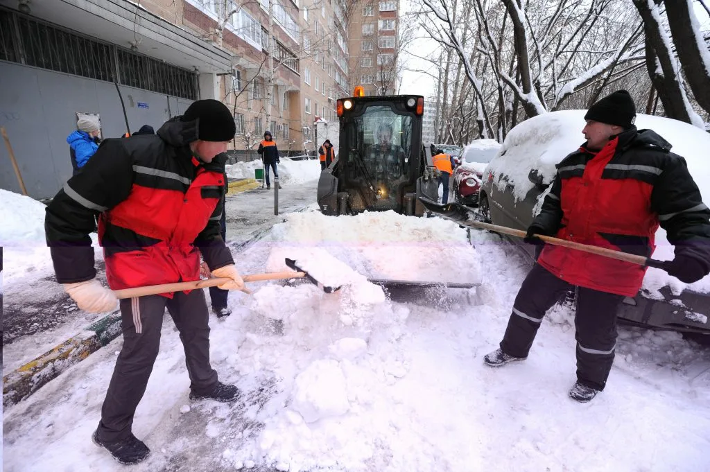 Очистка дворов от снега с гарантией результата в Курске в октябре